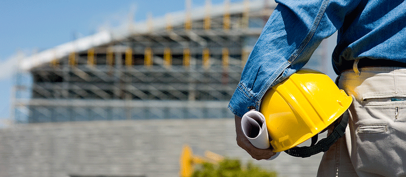 Professionnel du bâtiment avec casque de chantier